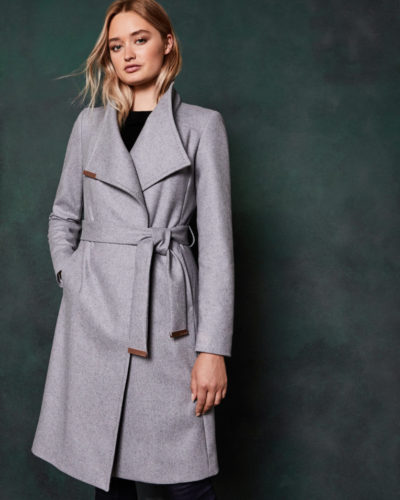 Manteau gris avec ceinture